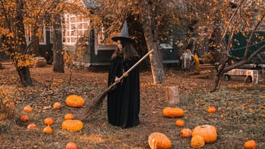 Halloweendeko Kürbisse Mädchen mit Hexenkostüm