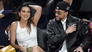 Kendall Jenner rauft sich durch die Haare, Bad Bunny sitzt neben ihr