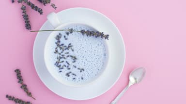 Mondmilch mit Lavendel auf rosa Hinergrund