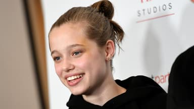 Shiloh Jolie-Pitt lächelt