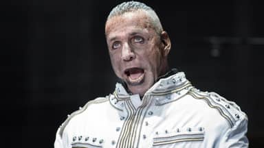 Till Lindemann reißt Mund auf