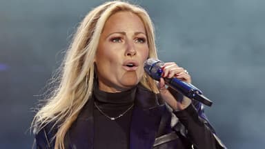 Helene Fischer singt ins Mikrofon, ihre Stirn liegt in Falten