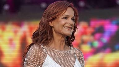 Andrea Berg lächelt zur Seite