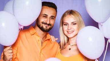 Estefania Wollny und Freund Ali mit Luftballons