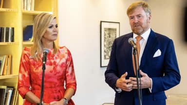 Königin Maxima und König WIllem-Alexander stehen bei ihrem Besuch in Südafrika nebeneinander.