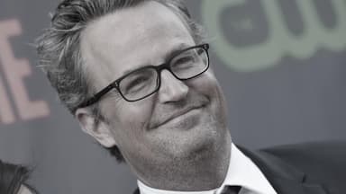 Matthew Perry lächelt mit Brille