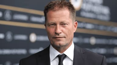 Til Schweiger lächelt leicht