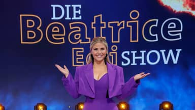 Beatrice Egli vor Logo der Beatrice Egli Show