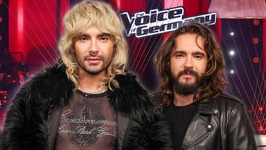 Bill Kaulitz und Tom Kaulitz vor dem "The Voice of Germany"-Logo