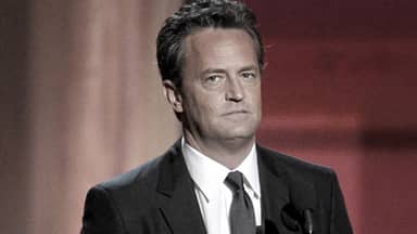 Matthew Perry mit ernstem Gesichtsausdruck