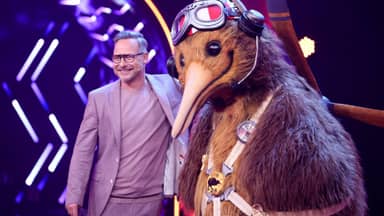 Der Kiwi und Matthias Opdenhövel bei "The Masked Singer"