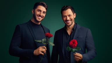 Dennis Gries und Sebastian Klaus von "Die Bachelors" mit Rosen in der Hand 