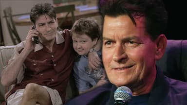 Charlie Sheen lächelt, hinter ihm ein Bild von ihm und Angus T. Jones aus "Two and a Half Men"