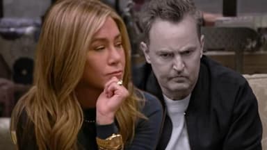 Jennifer Aniston sieht traurig zur Seite, hinter ihr sitzt ein ausgegrauter Matthew Perry, der frustriert aussieht