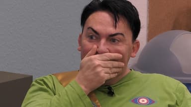 Matthias Mangiapane sitzt im Sprechzimmer bei "Promi Big Brother"