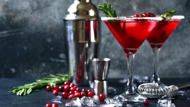 zwei Gläser mit weihnachtlichem Snow Globe Cocktail