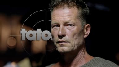 Til Schweiger sieht ernst aus, im Hintergrund ist das "Tatort"-Logo zu erkennen