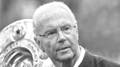 Franz Beckenbauer vor Meisterschale (s/w)