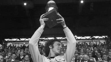 Franz Beckenbauer hält Pokal in die Luft 1972