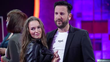 Laura Müller schmiegt sich an Michael Wendler bei TV-Show