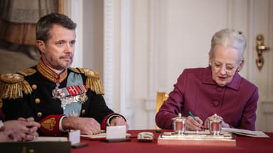 Königin Margrethe von Dänemark unterzeichnet Abdankung, König Frederik sitzt neben ihr