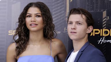 Zendaya und Tom Holland posieren zusammen