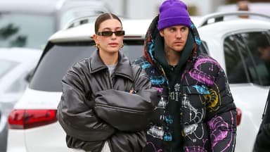 Hailey Bieber verschränkt die Arme, Justin Bieber guckt grimmig zur Seite