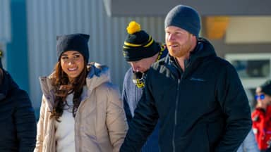 Herzogin Meghan und Prinz Harry laufen Hand in Hand in Kanada. 