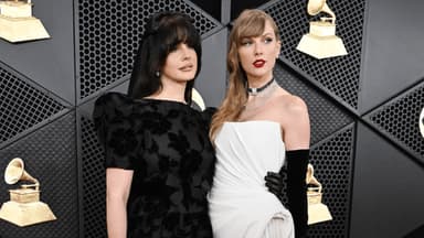 Lana Del Rey im schwarzen Kleid und Taylor Swift im weißen Kleid bei den Grammys 2024