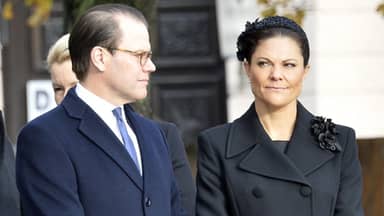 Prinz Daniel und Prinzessin Victoria von Schweden schauen ernst. 