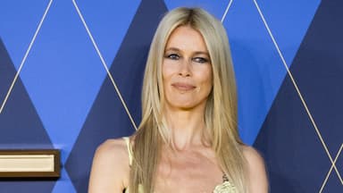 Claudia Schiffer vor einem blauen Hintergrund