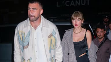 Travis Kelce und Taylor Swift halten sich an der Hand mit angespannten Gesichtsausdrücken