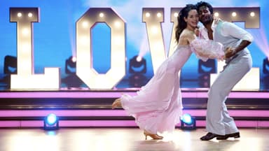 Biyon Kattilathu und Malika Dzumaev tanzen bei "Let's Dance" Quickstep.