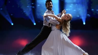 Biyon Kattilathu und Marta Arndt tanzen langsamen Walzer bei "Let's Dance".