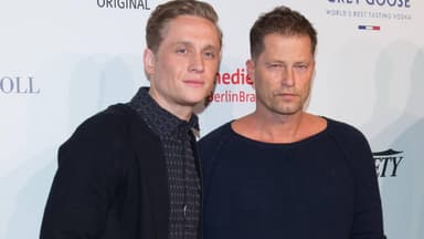 Matthias Schweighöfer und Til Schweiger stehen zusammen mit ernsten Gesichtern