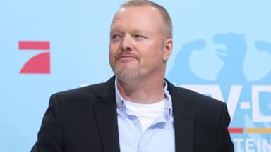 Stefan Raab guckt skeptisch zur Seite