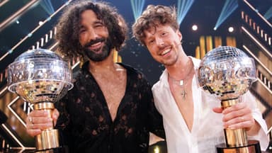 Massimo Sinató und Valentin Lusin strahlen mit ihrem "Let's Dance"-Pokal um die Wette.