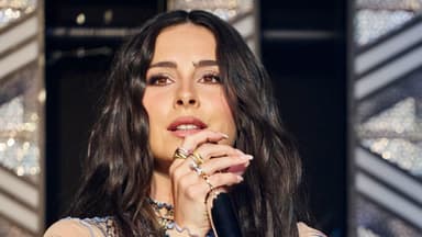 Lena Meyer-Landrut guckt ernst bei einem Konzert