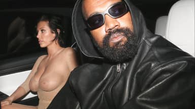 Bianca Censori und Kanye West mit Sonnenbrille im Auto