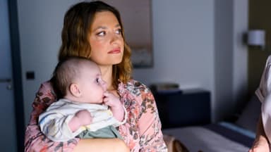 "Alles was zählt": Nathalie mit Baby Diego auf dem Arm, Isabelle schaut sie an