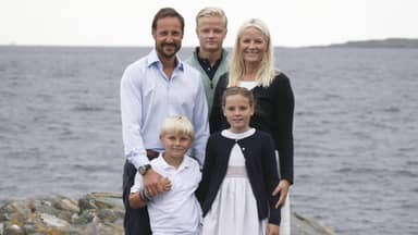 Prinz Haakon, Prinz Sverre Magnus, Marius Borg Hoiby, Prinzessin Ingrid Aleksandra und Mette-Marit vor der Sommer-Residenz 2014