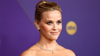 Reese Witherspoon vor lila Emmy Wand