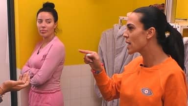 Leyla Lahouar und Elena Miras gucken wütend bei "Promi Big Brother"