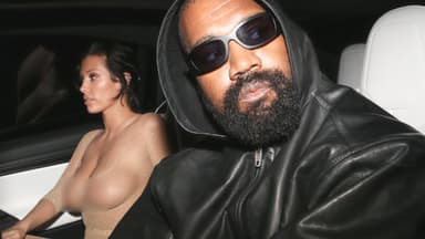 Bianca Censori und Kanye West mit Sonnenbrille im Auto