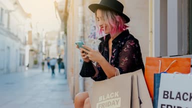 Frau shopping Smartphone black friday