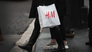 Frau mit H&M Tüte auf Straße