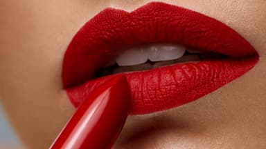 Matter Lippenstift auf Lippen