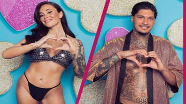 Melissa Damilia und Yasin Mohamed bei "Love Island VIP" zeigen ein Herz mit der Hand und lächeln