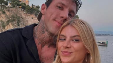 Romina Palm und Christian Wolf posieren am Strand und machen ein Selfie