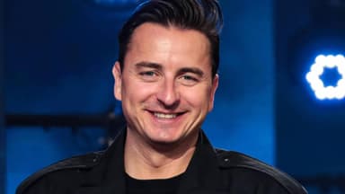 Andreas Gabalier lächelt in Kamera